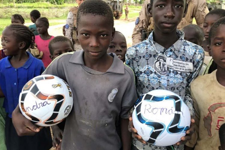 La Legión entrega a niños de Mali juguetes, ropa deportiva y calzado que han sido donados por los alumnos del colegio Fernando de los Ríos de Ronda