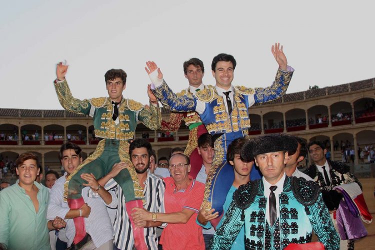 El rondeño Javier Orozco, Alfonso Cadaval y Toñete salen por la puerta grande de la Maestranza tras triunfar en la novillada con picadores