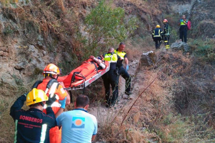 Bomberos, Policía Local y servicios sanitarios rescatan a un turista accidentado en el fondo del Tajo