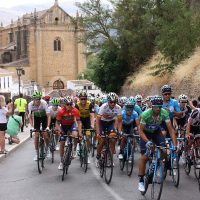 El pelotón a su paso por la Cuesta de las Imágenes tras su entrada a Ronda.