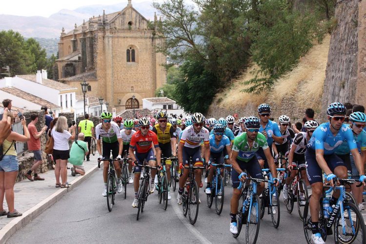 Numerosos aficionados han seguido hoy en vivo y en directo la Vuelta a España a su paso por Ronda