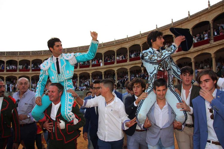 Puerta grande para Cayetano y Roca Rey en una tarde Goyesca llena de incertidumbres y de diferentes formas del ver el toreo