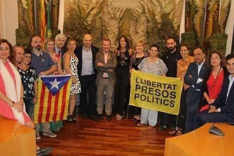 El Ayuntamiento de San Sadurní pide disculpas a la alcaldesa de Cañete la Real pero no se retracta por los símbolos independentistas