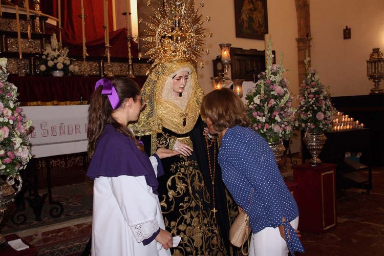 La Hermandad de Padre Jesús abre los actos del 75 aniversario de la bendición de Nuestra Señora de los Dolores con un solemne besamanos