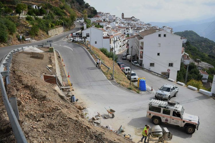 Algatocín pone en marcha un plan de embellecimiento en las calles del pueblo