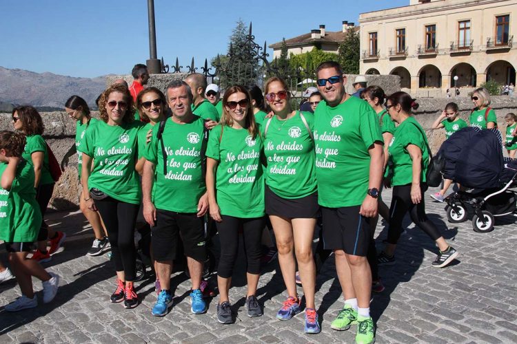 Numerosos rondeños se unen a la marcha de apoyo a los enfermos de Alzheimer que ha recorrido el casco histórico