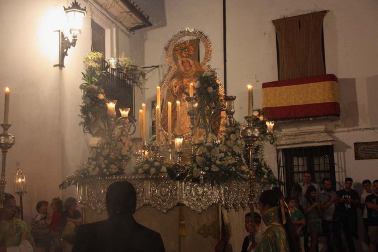 Nuestra Señora de la Aurora recorre el casco histórico arropada por cientos de fieles