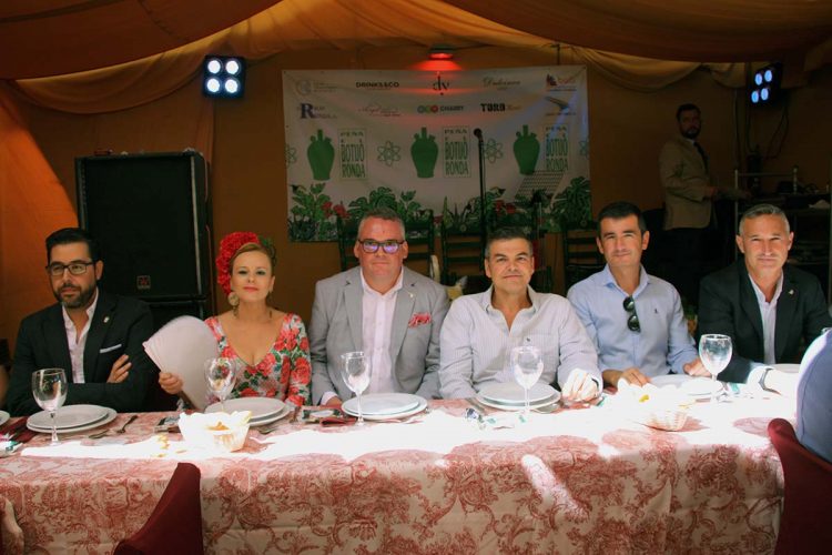 El Tercio de la Legión de Ronda recibe el ‘Botijo de Oro’ de una de las peñas de Feria más señeras