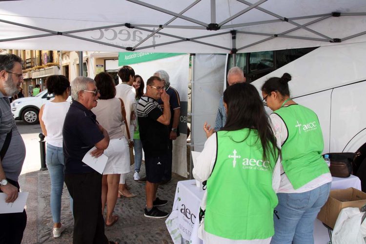 La Asociación Española Contra el Cáncer informa sobre los riesgos de tomar el sol sin precaución