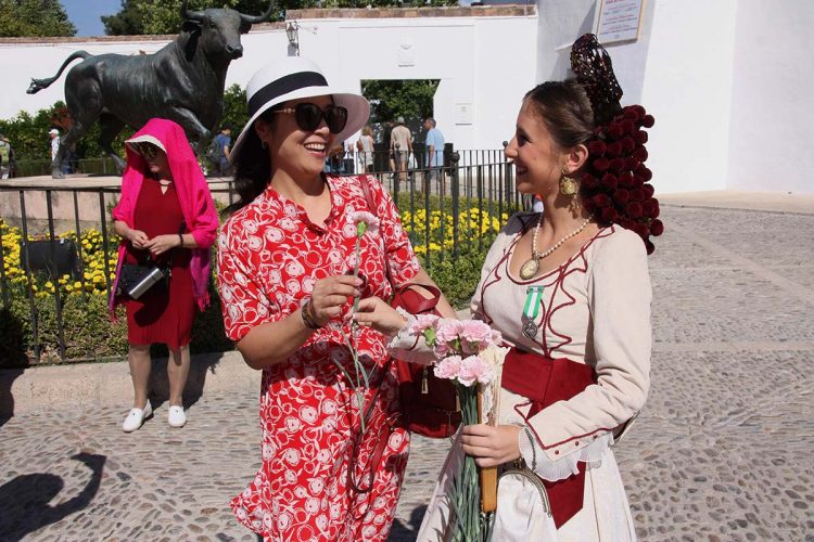 Ronda recibe a sus visitantes con una sonrisa y un clavel en el Día del Turismo