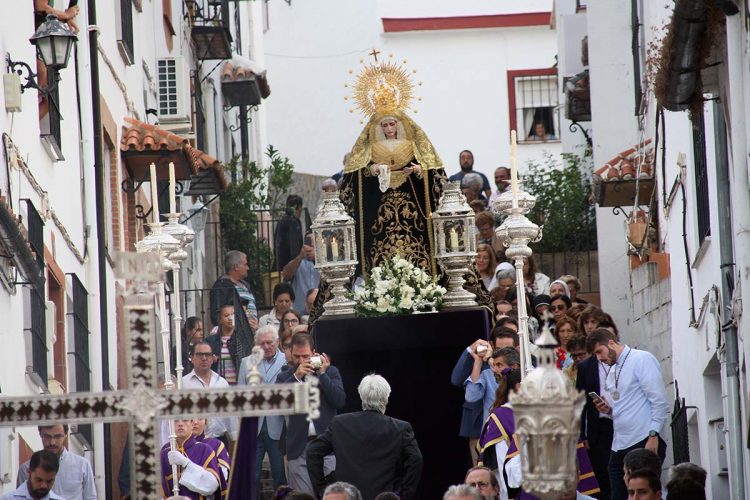 Nuestra Señora de los Dolores recorre las calles de Padre Jesús en el 75 aniversario de su bendición
