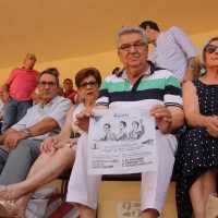 Un aficionado muestra uno de los pañuelos que Turismo Ronda repartió en los toros.