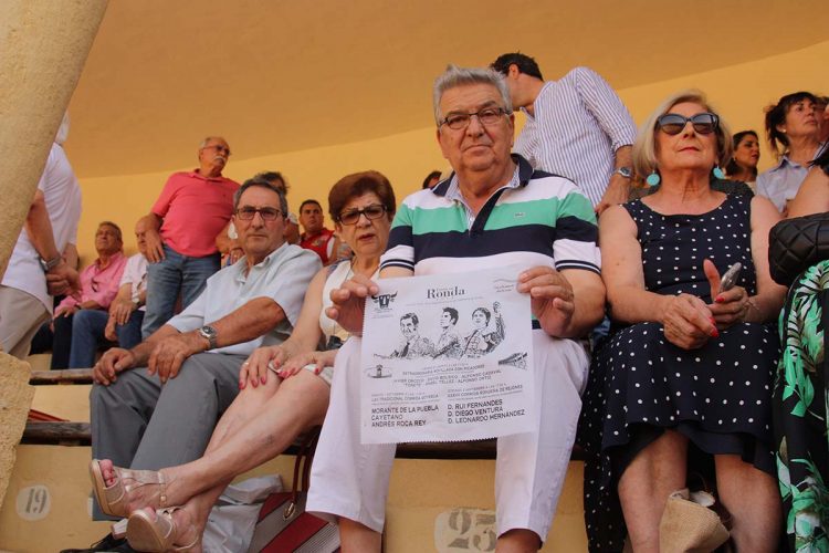 El Tripartito vuelve a gastarse 5.000 euros en pañuelos para regalarlos en los toros durante la pasada Feria