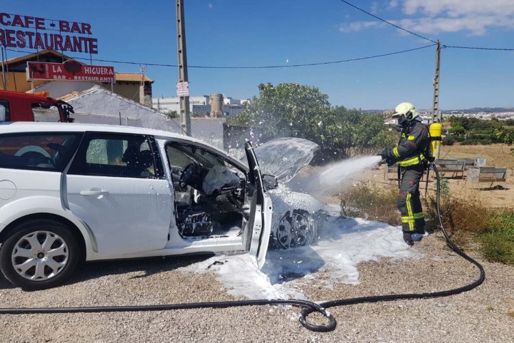 Los bomberos sofocan un incendio en una vivienda y otro en un coche en menos de una hora