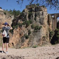 Un turista lituano patea y arrastra a un joven rondeño para hacerse un selfi en un paraje del fondo del Tajo donde se encontraba sentado