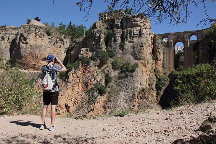 Un turista lituano patea y arrastra a un joven rondeño para hacerse un selfi donde éste se encontraba sentado