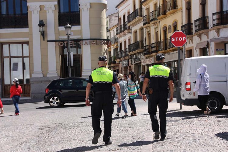 La Policía Local de Ronda detiene a tres personas por tenencia ilícita de armas