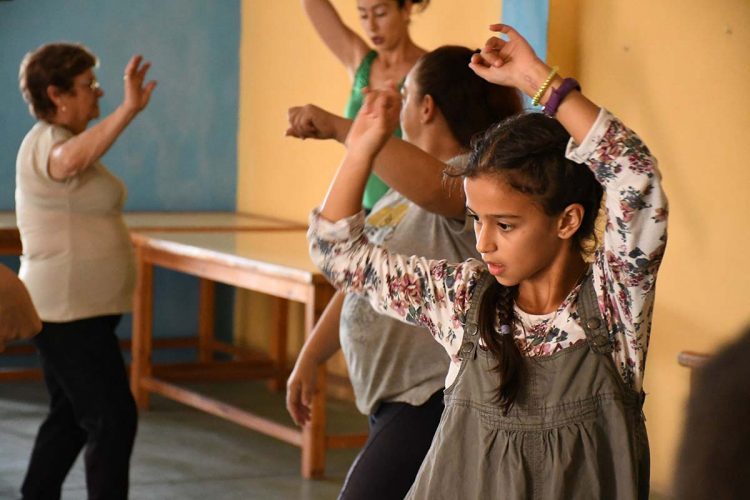 Pujerra ofrece clases de baile de forma gratuita a sus vecinos