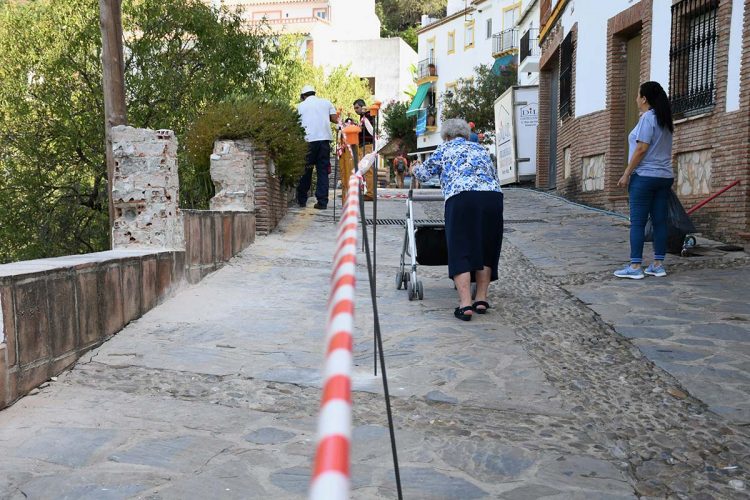 Genalguacil acondiciona y embellece la calle Real, una de las principales vías del municipio