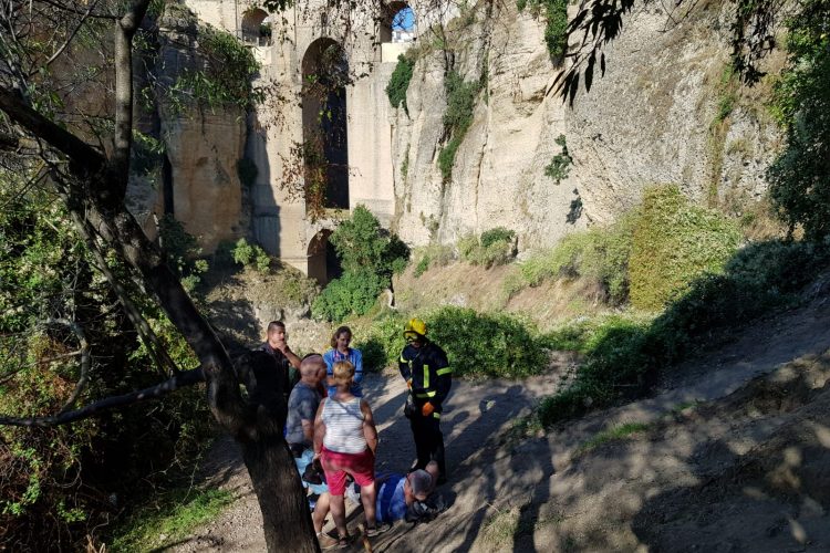 Rescatan a un senderista en el fondo del Tajo tras sufrir una caída y fracturarse el tobillo