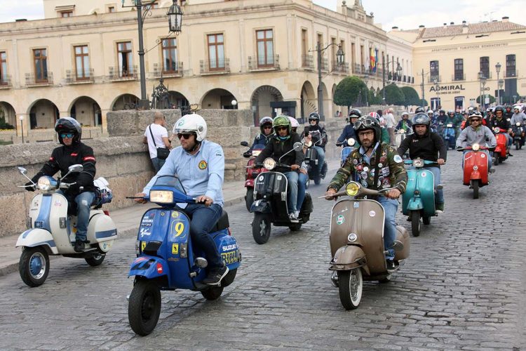 Vespas y Lambrettas desafían a las nubes e inundan un año más las calles de Ronda