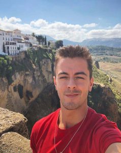 El joven actor en el Puente Nuevo.