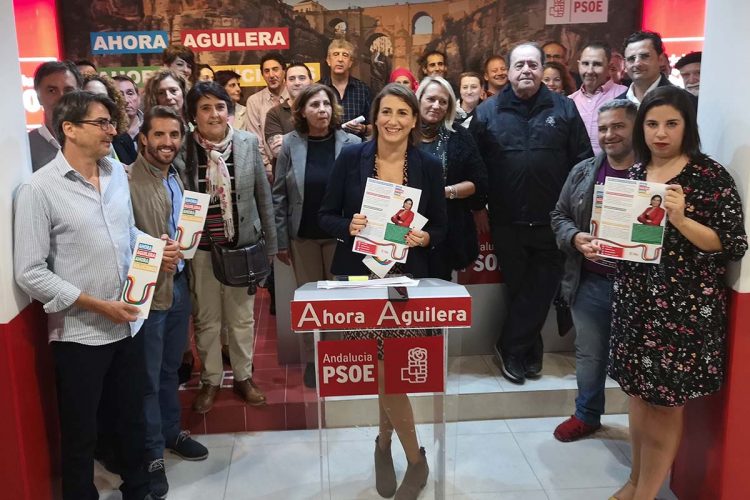 Aguilera da el pistoletazo de salida a la precampaña de las elecciones locales arropada por sus colaboradores y por la ejecutiva provincial del PSOE