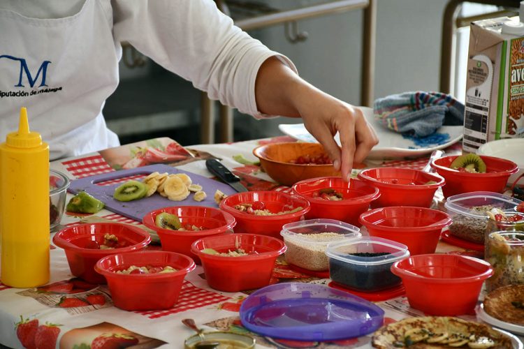 Algatocín desarrolla un taller de comida saludable entre sus vecinos
