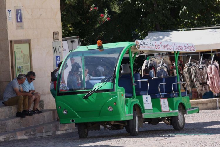 Tajotur sostiene que cuenta con licencia para el bus turístico a pesar de que dos resoluciones judiciales señalan lo contrario