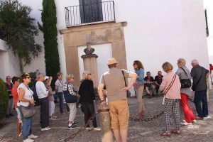 Una guía explica a los turistas la obra y vida de Vicente Espinel.