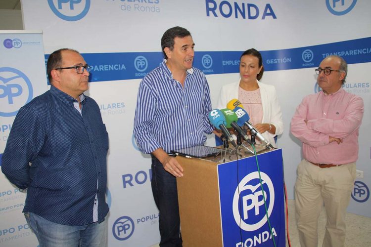 El parlamentario andaluz junto a los responsables del PP de Ronda.