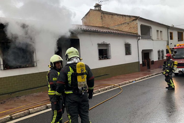 Una mujer de avanzada edad sufre quemaduras leves en el rosto y en una mano tras incendiarse su casa en Benaoján