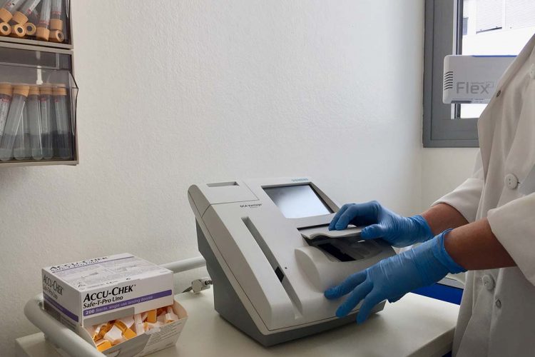 La Unidad de Laboratorios del Área Sanitaria Serranía incorpora un analizador para los niveles de hemoglobina glicosilada