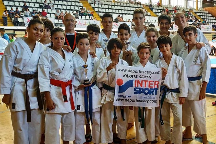 Los deportistas de la Escuela de Kárate Seiken se trajeron tres medalas del Camptonato de Málaga