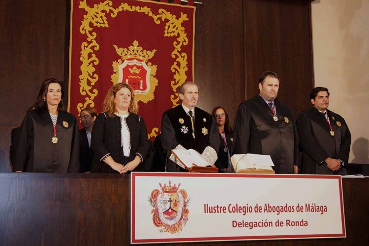 Valdenebro hace un desplante a los abogados rondeños en el día de su patrona tras ser criticada la gestión del Ayuntamiento en casos de violencia de género