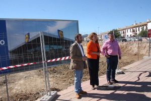 Ayuntamiento y constructora en las obras.