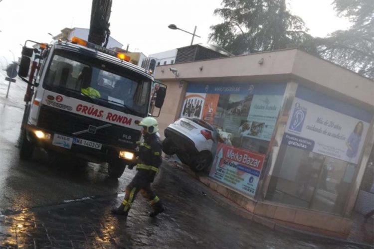 Un turismo se ha empotrado esta madrugada en una marquesina del parking de Martínez Astein