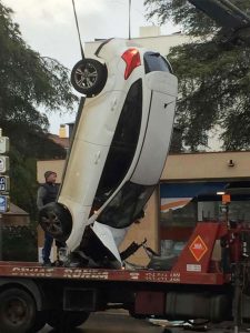 El coche ha sido retirado por la grúa.