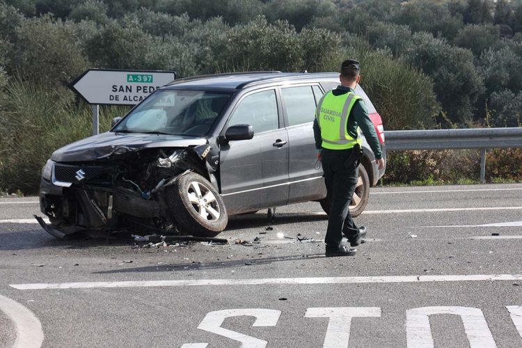 Tres personas resultan heridas en una colisión entre dos vehículos en la carretera de circunvalación