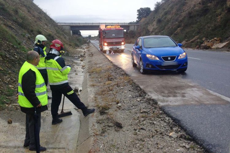 Un desprendimiento de rocas provoca un accidente de tráfico en la carretera de circunvalación sur