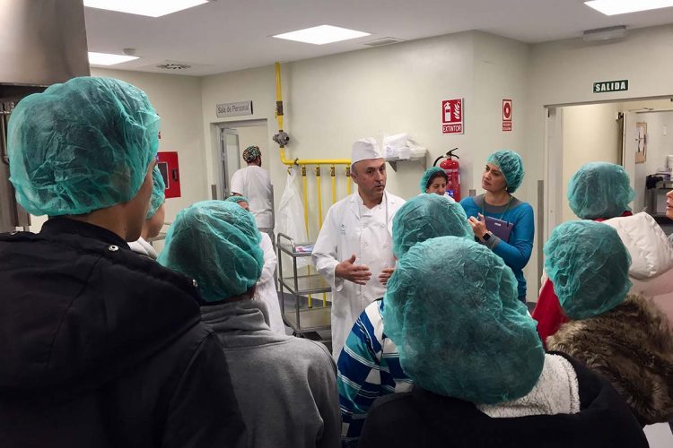 Alumnos de Formación Profesional de Actividades Domésticas y Limpieza de Edificios visitan las instalaciones del Hospital de la Serranía