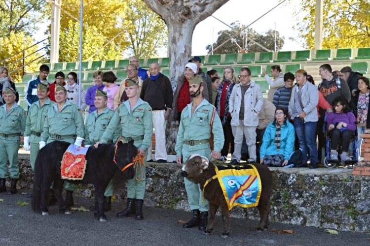 Miembros de Asprodisis comparten una jornada de convivencia con La Legión