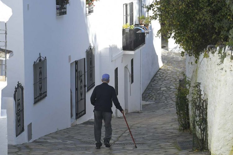 Coronavirus: La Diputación llamará y seguirá a diario a los mayores que viven solos en los pueblos de la Serranía