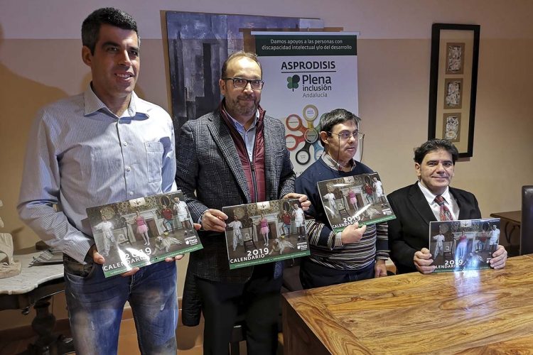 Los actores de ‘Campeones’ Román Chinchilla y Fran Fuentes apadrinan el calendario de Asprodisis