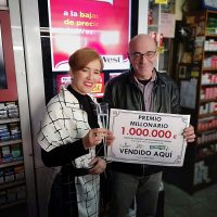 Inma y Antonio Racero regentan desde hace décadas el estanco que ha dado este premio millonario.