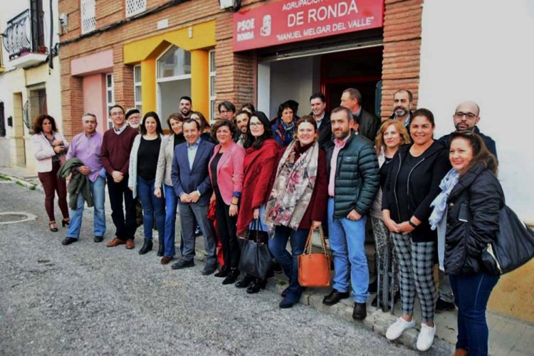 Ruiz Espejo fuerza una foto con Aguilera y Valdenebro para intentar dar una imagen de unidad en el PSOE de cara a las autonómicas