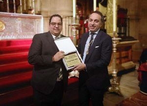 Rafael Muñoz ha recibido una placa en agradecimiento a su labor al frente de la hermandad.