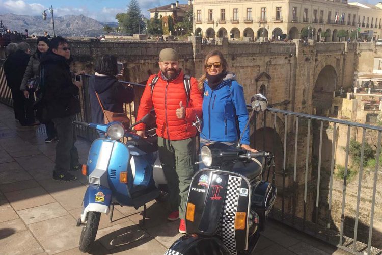 Markus, el motero alemán que ha dado la vuelta al mundo en 80 días subido a una Vespa, llega a Ronda