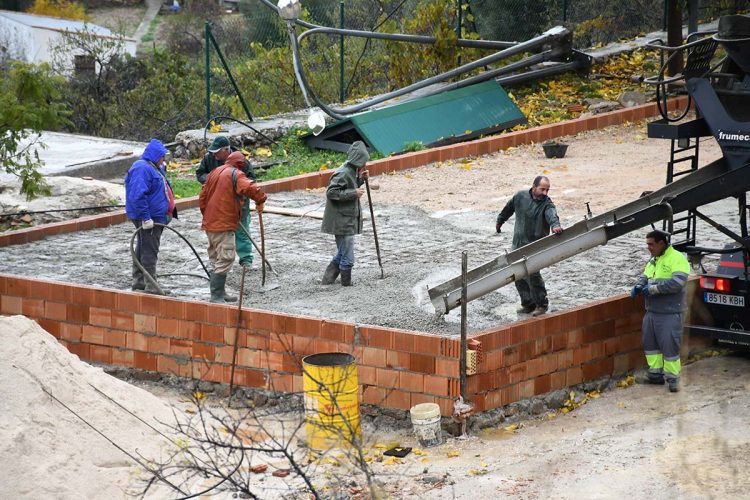 El Ayuntamiento de Alpandeire inicia la construcción de un parque infantil