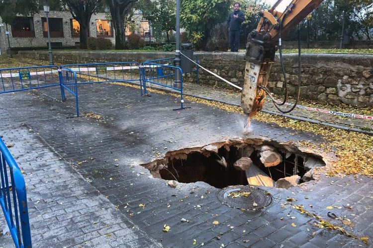 Más de 40 camiones de hormigón serán necesarios para tapar el socavón que apareció en el paseo de Blas Infante por el temporal